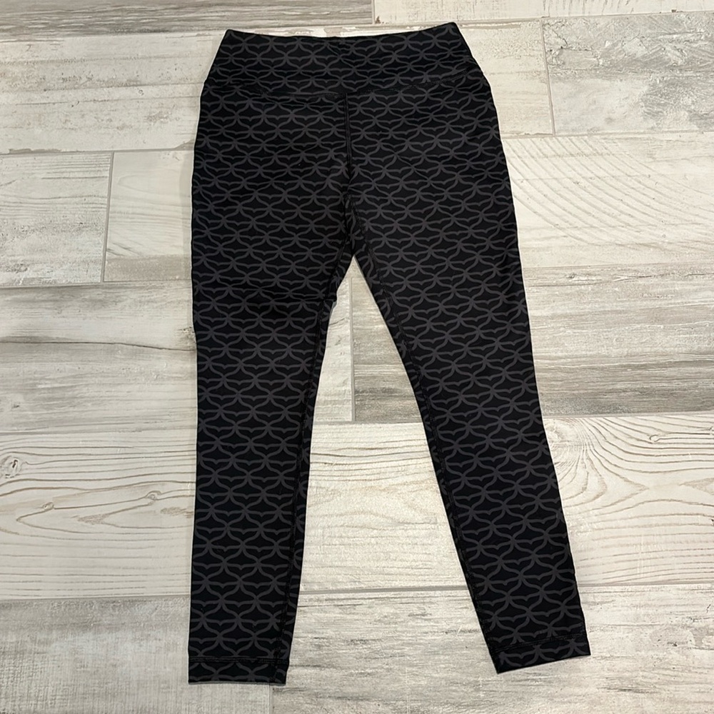 Vineyard Vine black and grey whale print leggings size small